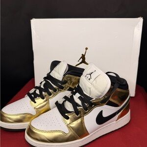 Air Jordan 1 Mid SE Metallic Gold